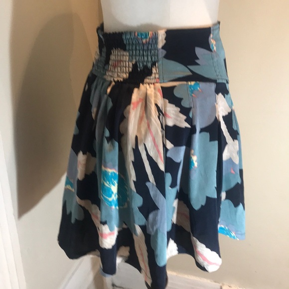 “FREE PEOPLE” Short Floral Skirt. - Picture 3 of 9